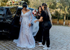 Apoio à noiva na chegada ao casamento