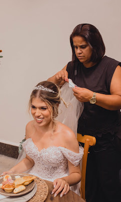 Ajuste do véu durante os preparativos da noiva